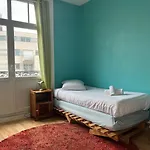 Artist In Center ליל