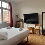 Artist In Center Apartment *